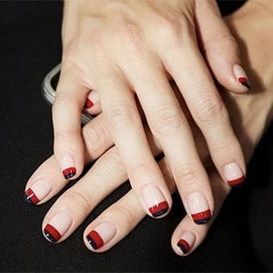 Usa el esmalte Ballet Slippers de essie como fondo de color para tus uñas decoradas con rayas. 