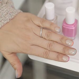 Sin duda, la versión más elegante de las uñas arcoíris es simulando una manicura francesa. ¿Te gusta?