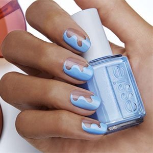 Las uñas bicolor versión ondas son una de las tendencias del momento. Apuesta por un esmalte azul suave e irresistible como Salt Water Happy de essie. 