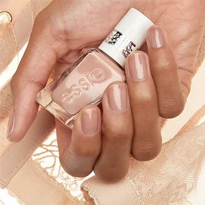 Pinta tus uñas de color nude con el esmalte Of Corset de la colección Gel Couture de essie, un rosa con brillo que combina con todo. 