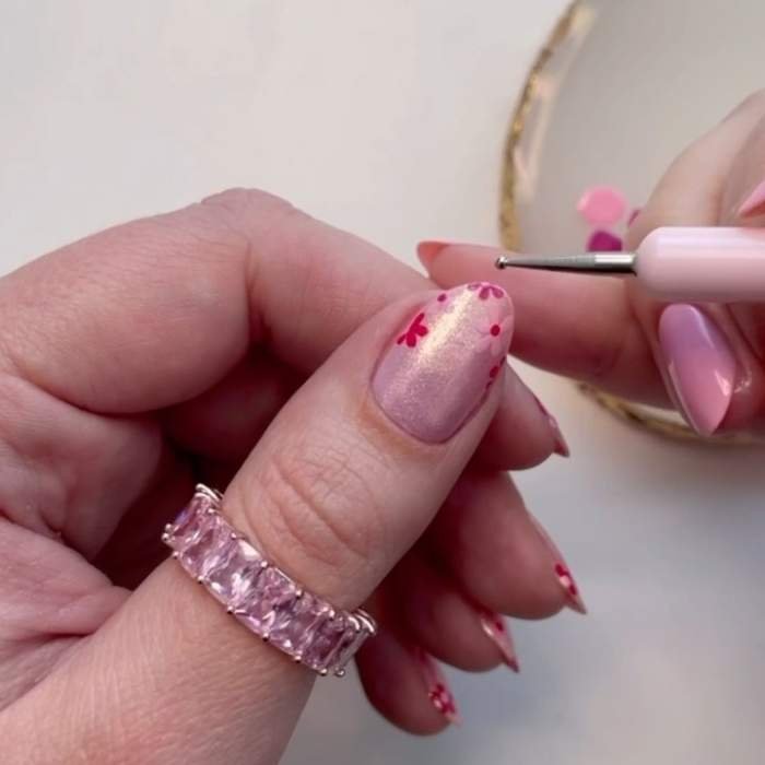 La tendencia más bonita de manicura es la de las uñas iridiscentes| Essie
