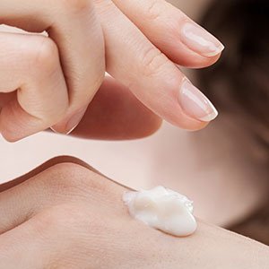En el tratamiento de tus uñas onduladas el uso de cremas es recomendable para mantenerlas hidratadas y nutridas.