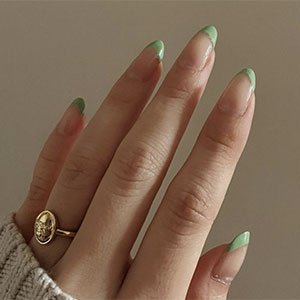 La manicura verde versión francesa es un hitazo en toda regla. Con el tono Mint candy apple de essie podrás reproducir tal cual la de la foto.